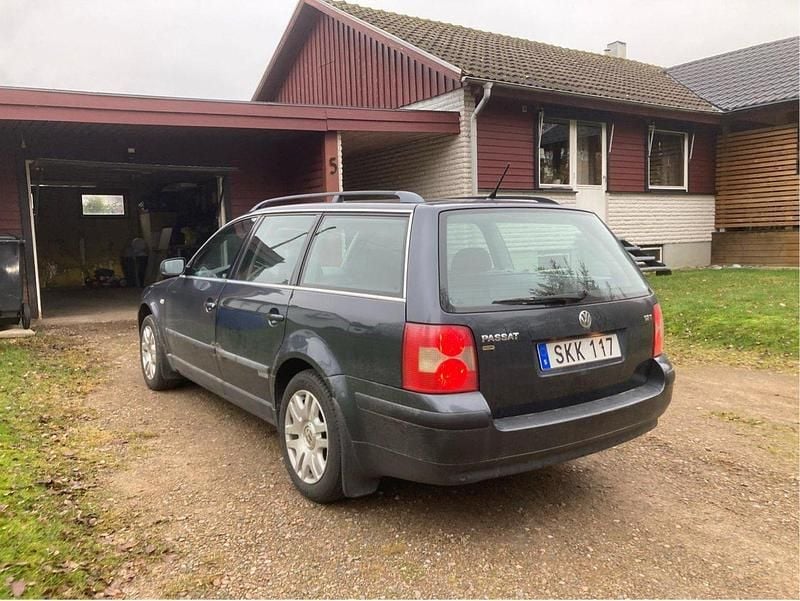 Grå Begagnad 2001 VW Passat Trendline Kombi | 12 000 kr (Superpris) - Bild 1/4