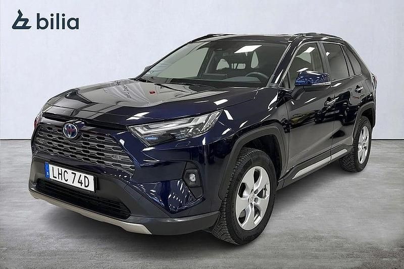 Mörkblå Begagnad 2022 Toyota RAV4 Hybrid Executive SUV | 399 900 kr (Marknadspris) - Bild 1/3