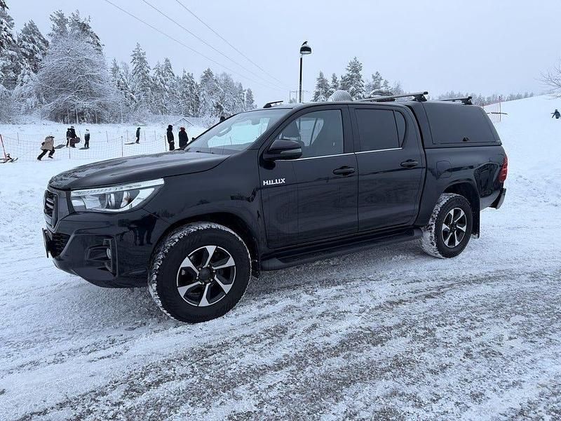 Svart Begagnad 2019 Toyota HiLux Pickup | 419 000 kr (Lite dyr) - Bild 1/4