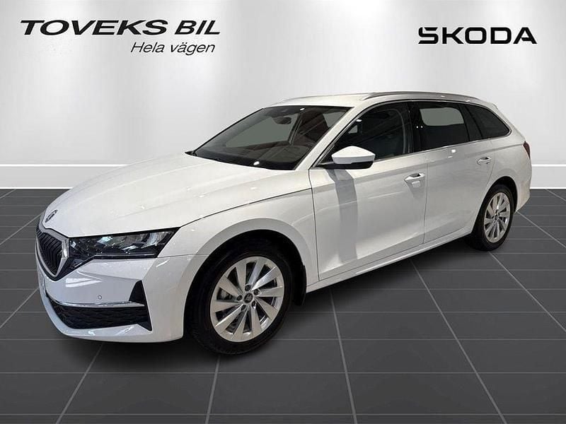 Vit (candy white) Ny 2025 Skoda Octavia Selection Kombi | 367 900 kr (Marknadspris) - Bild 1/4