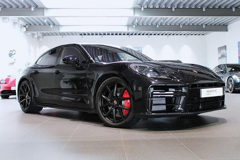Svart (jet black metallic) Begagnad 2024 Porsche Panamera 4S Sedan | 1 565 000 kr - Bild 1/4