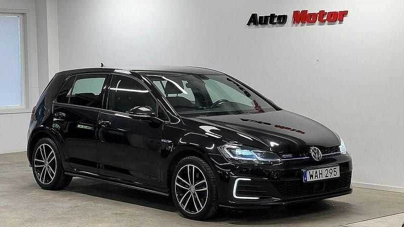 Svart Begagnad 2020 VW Golf VIII GTE Halvkombi | 199 900 kr (Bra pris) - Bild 1/3