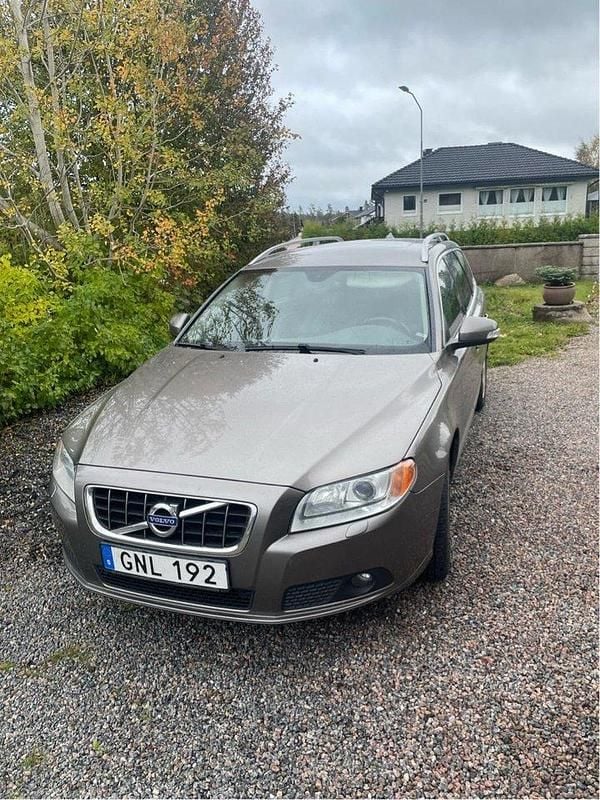 Grå Begagnad 2010 Volvo V70 Summum Kombi | 50 000 kr (Superpris) - Bild 1/1