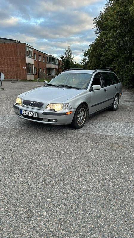 Grå Begagnad 2002 Volvo V40 Kombi | 14 900 kr (Lite dyr) - Bild 1/4