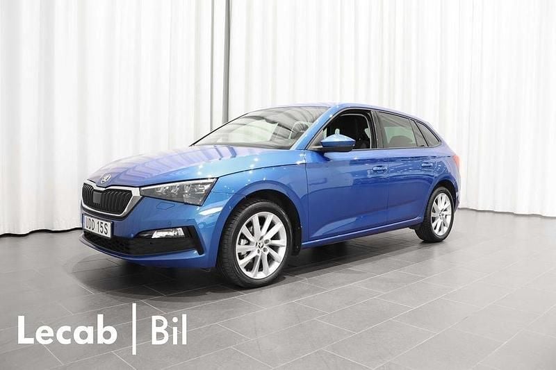 Blå (race blue metallic) Begagnad 2023 Skoda Scala Halvkombi | 219 500 kr (Marknadspris) - Bild 1/4