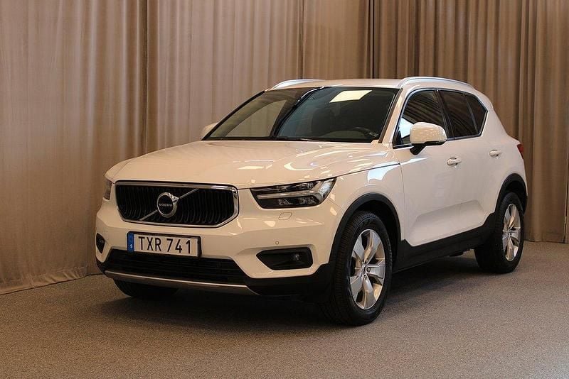 Vit Begagnad 2018 Volvo XC40 Momentum SUV | 269 900 kr (Marknadspris) - Bild 1/4