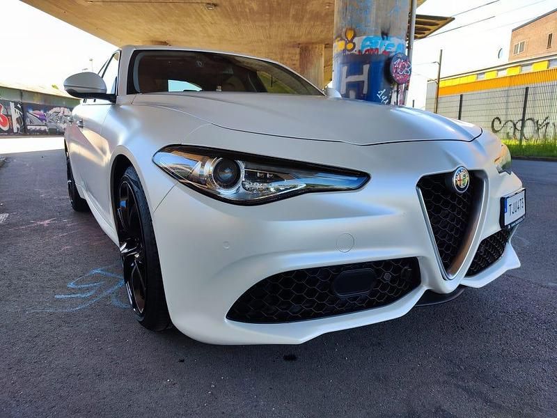 Begagnad 2017 Alfa Romeo Giulia Sedan | 220 000 kr - Bild 1/4