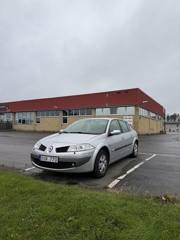 Silver Begagnad 2006 Renault Mégane II Sedan | 39 900 kr (Marknadspris) - Bild 1/4