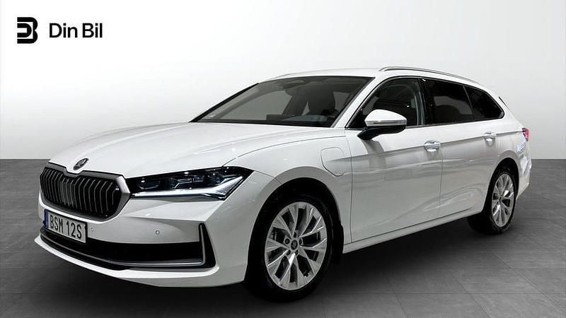 Vit Begagnad 2025 Skoda Superb Selection Kombi | 449 900 kr (Dyr) - Bild 1/4