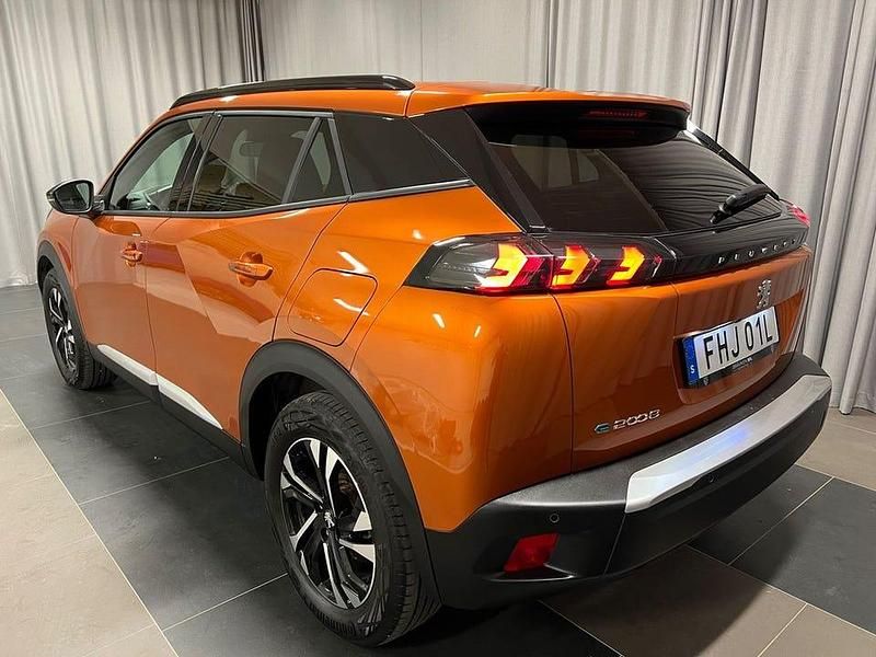 Begagnad Peugeot e-2008 Allure 100 kW (136 HK) 2022 Orange SUV