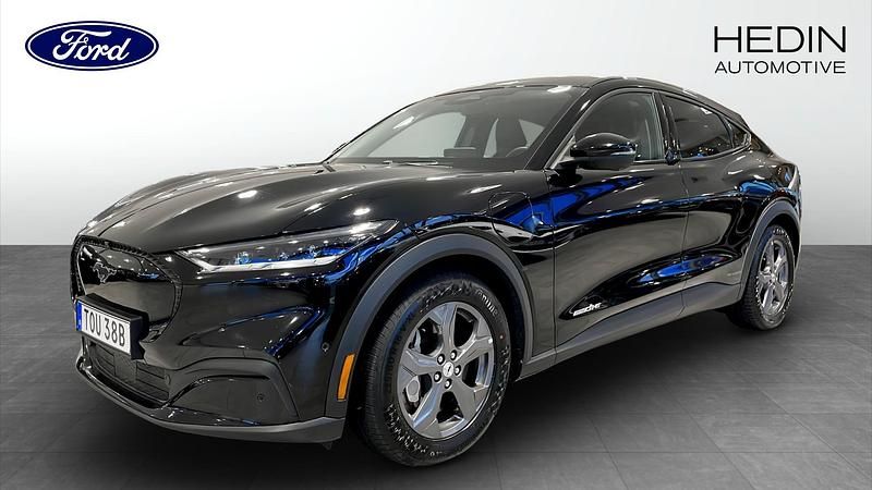 Svart (black) Begagnad 2022 Ford Mustang Mach-E Standard Range SUV | 364 900 kr - Bild 1/4