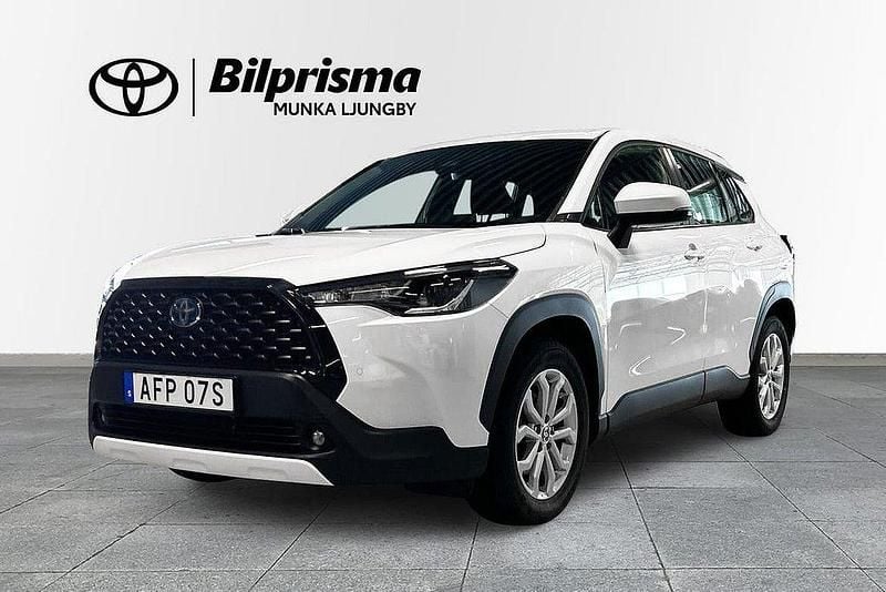 Vit Begagnad 2022 Toyota Corolla Cross Active SUV | 349 900 kr (Marknadspris) - Bild 1/3