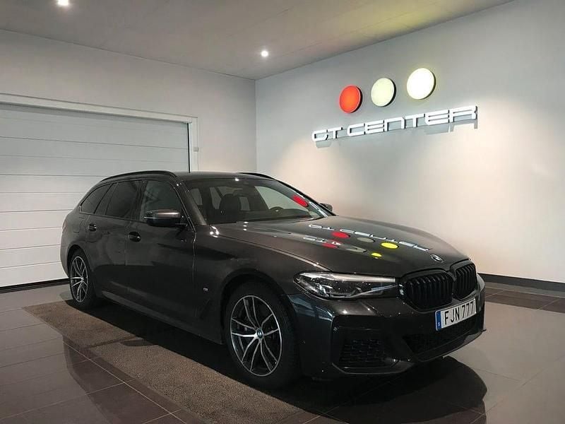 Mörkgrå metallic/svart läder Begagnad 2021 BMW 530 M Sport Kombi | 354 900 kr - Bild 1/4