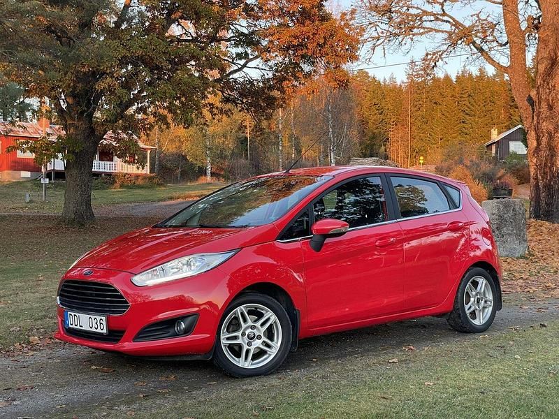 Röd Begagnad 2014 Ford Fiesta Halvkombi | 92 000 kr (Marknadspris) - Bild 1/4