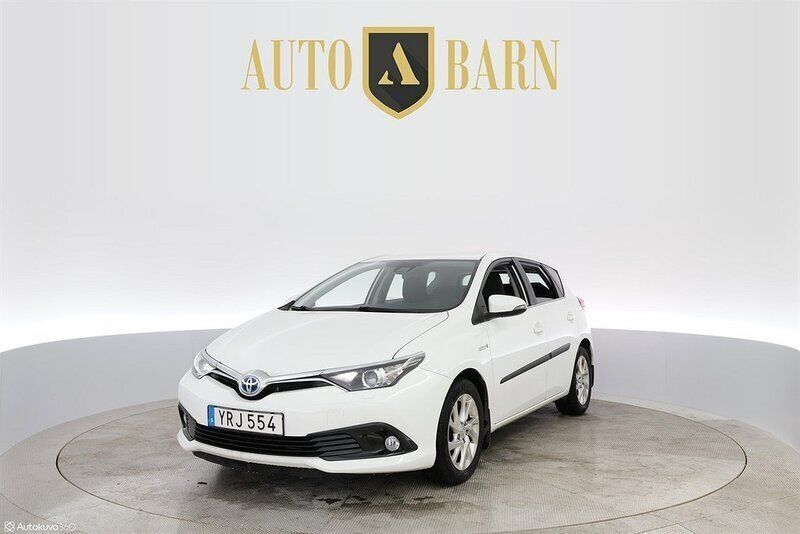 Vit Begagnad 2018 Toyota Auris Hybrid Active Halvkombi | 134 700 kr (Bra pris) - Bild 1/4