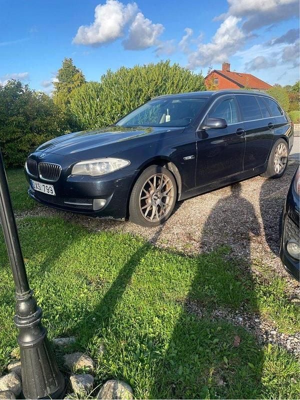 Blå Begagnad 2012 BMW 520 Kombi | 67 000 kr (Bra pris) - Bild 1/4