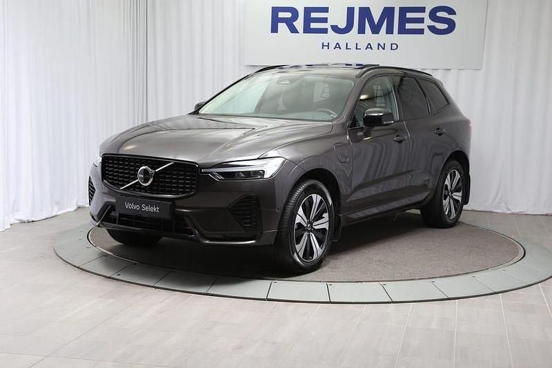 Grå Begagnad 2025 Volvo XC60 Plus SUV | 549 500 kr (Lite dyr) - Bild 1/4