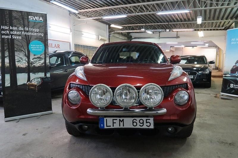 Mörkröd (röd) Begagnad 2011 Nissan Juke SUV | 79 900 kr (Marknadspris) - Bild 1/4