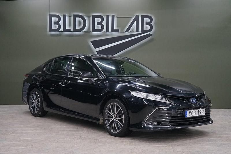 Svart Begagnad 2022 Toyota Camry Hybrid Sedan | 239 900 kr (Marknadspris) - Bild 1/4