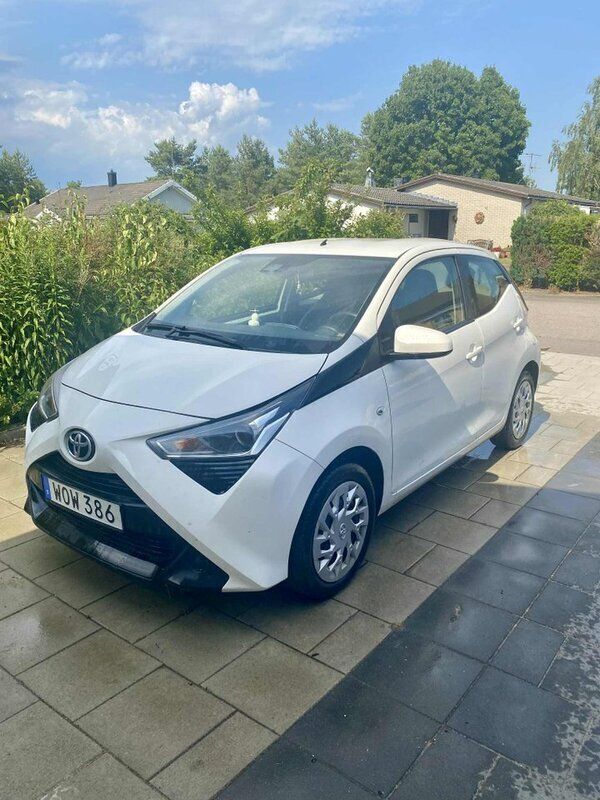 Vit Begagnad 2019 Toyota Aygo X-play Halvkombi | 109 900 kr (Marknadspris) - Bild 1/4