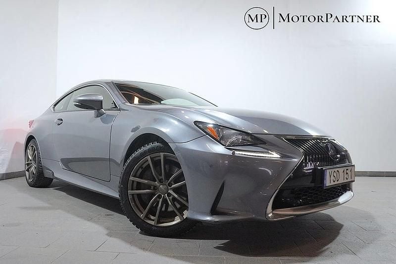 Grå Begagnad 2017 Lexus RC300h Executive Line Sportkupé | 319 900 kr - Bild 1/4