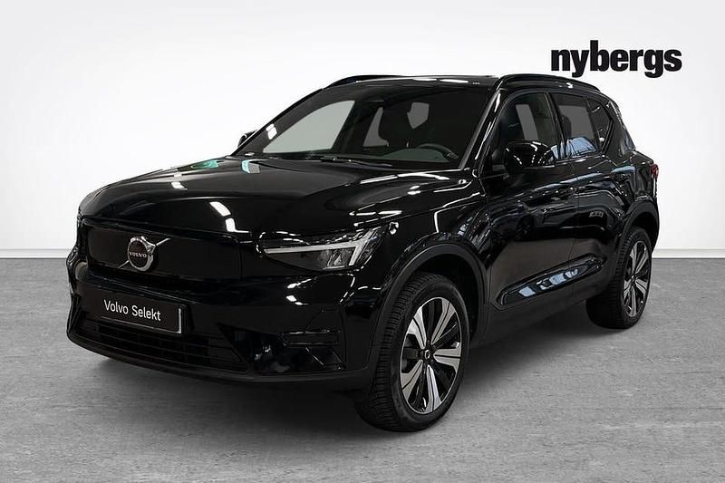 Svart Begagnad 2023 Volvo XC40 Core SUV | 314 000 kr (Marknadspris) - Bild 1/4