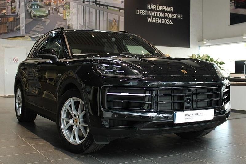Svart (chromite black metallic) Begagnad 2025 Porsche Cayenne SUV | 1 245 000 kr (Marknadspris) - Bild 1/4