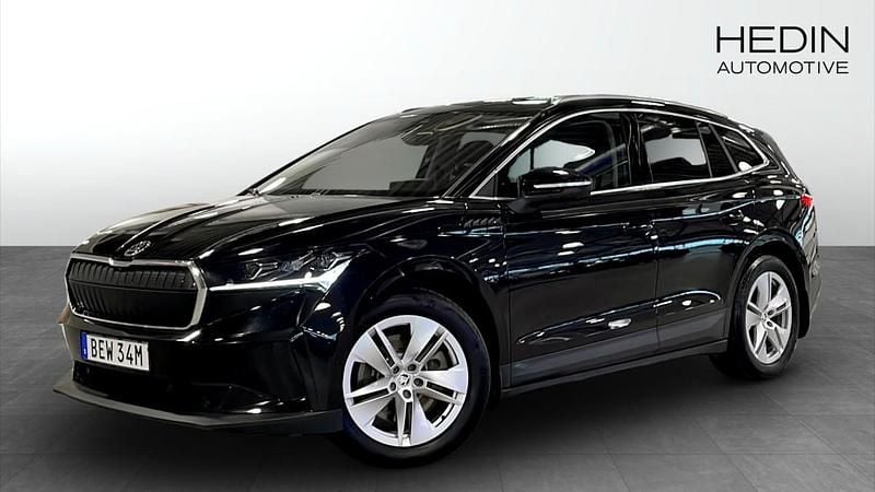 Svart (black) Begagnad 2022 Skoda Enyaq iV Sport SUV | 399 900 kr (Marknadspris) - Bild 1/4
