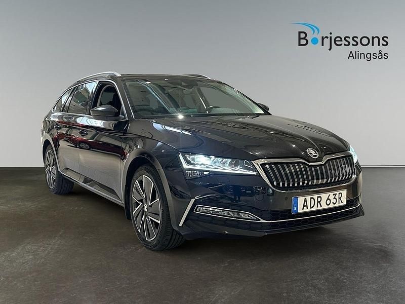 Svart Begagnad 2022 Skoda Superb Style Kombi | 319 900 kr (Marknadspris) - Bild 1/4