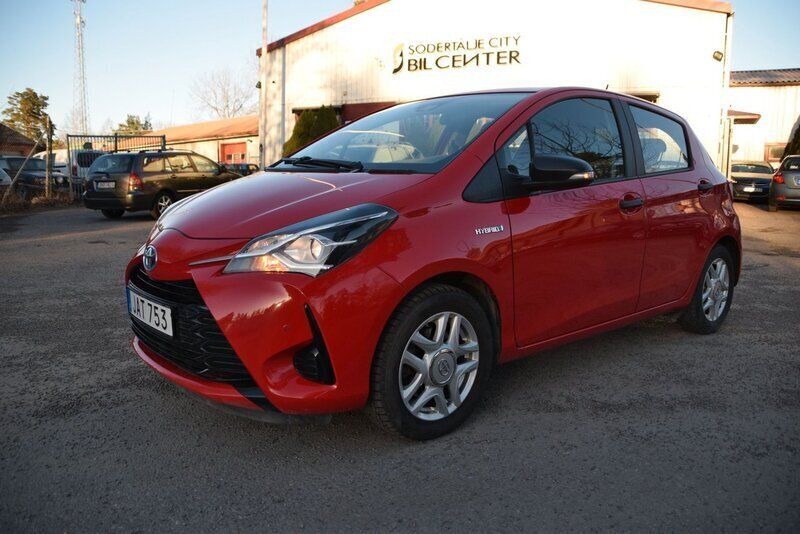 Röd Begagnad 2017 Toyota Yaris Hybrid Life Halvkombi | 159 900 kr (Marknadspris) - Bild 1/4