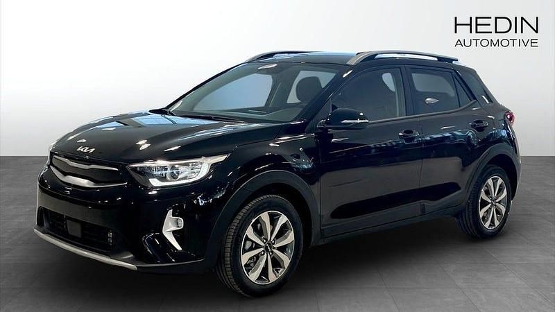 Svart Ny 2025 Kia Stonic Advance SUV | 257 600 kr (Marknadspris) - Bild 1/4