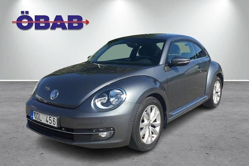 Mörkgrå Begagnad 2011 VW Beetle Halvkombi | 99 900 kr (Marknadspris) - Bild 1/4
