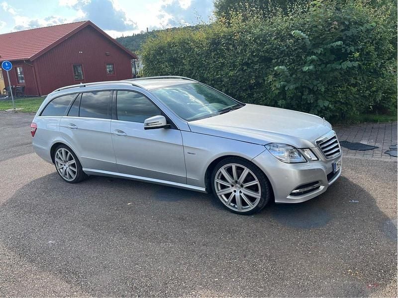 Silver Begagnad 2012 Mercedes E250 Kombi | 105 000 kr (Dyr) - Bild 1/4