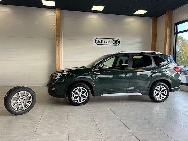 Grön (cascade green metallic ) Begagnad 2022 Subaru Forester SUV | 329 000 kr (Marknadspris) - Bild 1/4