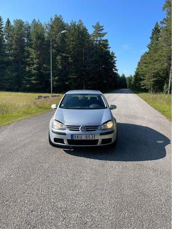 Silver Begagnad 2006 VW Golf V Trendline Halvkombi | 20 000 kr (Marknadspris) - Bild 1/4