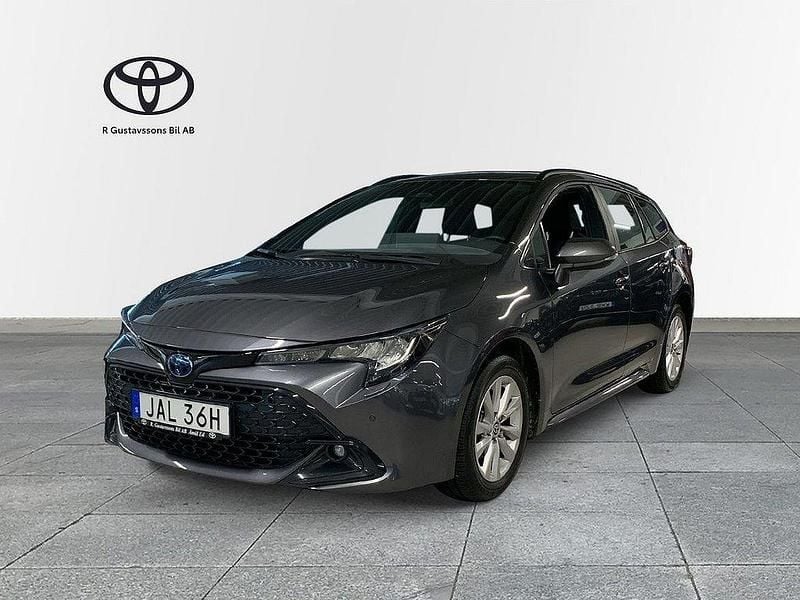 Mörkgrå Begagnad 2023 Toyota Corolla Active Kombi | 279 900 kr (Marknadspris) - Bild 1/4