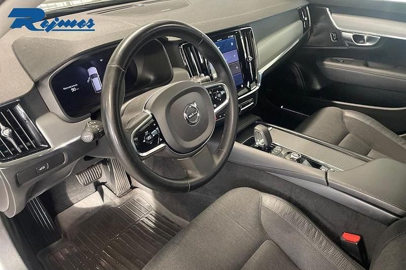 Begagnad Volvo V90 CC Core 200 HK (147 kW) 2023 Ljusgrå Kombi