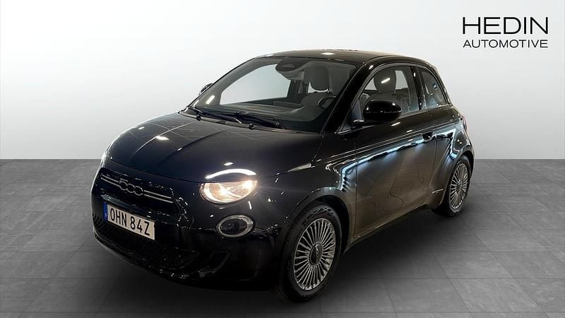 Svart (black) Begagnad 2022 Fiat 500e Icon Halvkombi | 209 900 kr (Lite dyr) - Bild 1/4