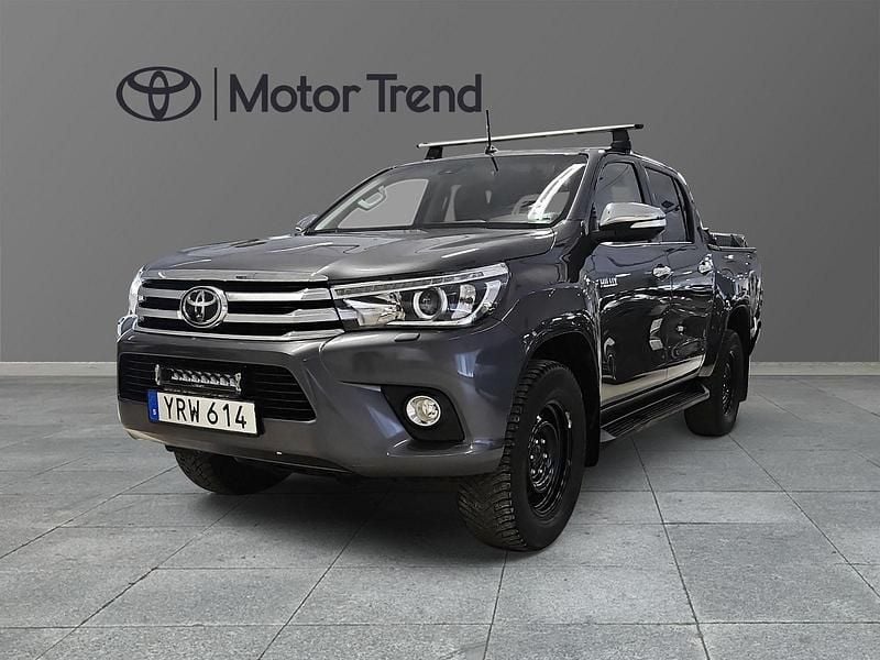 Grå Begagnad 2018 Toyota HiLux Pickup | 319 900 kr (Marknadspris) - Bild 1/4