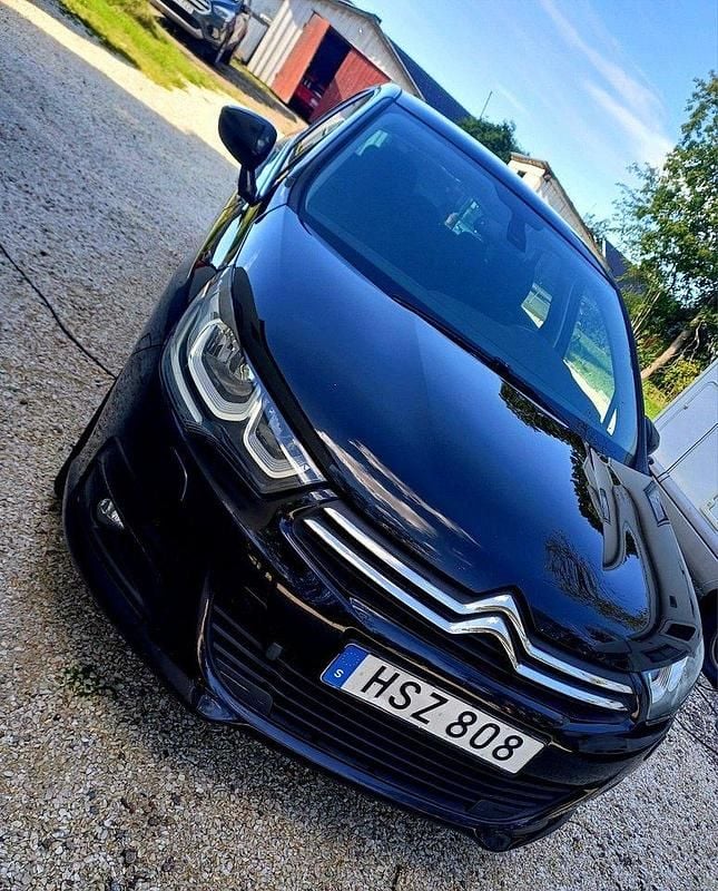 Svart Begagnad 2015 Citroën C4 Halvkombi | 67 900 kr (Marknadspris) - Bild 1/4