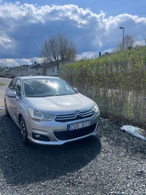 Silver Begagnad 2011 Citroën C4 Halvkombi | 52 000 kr (Marknadspris) - Bild 1/2