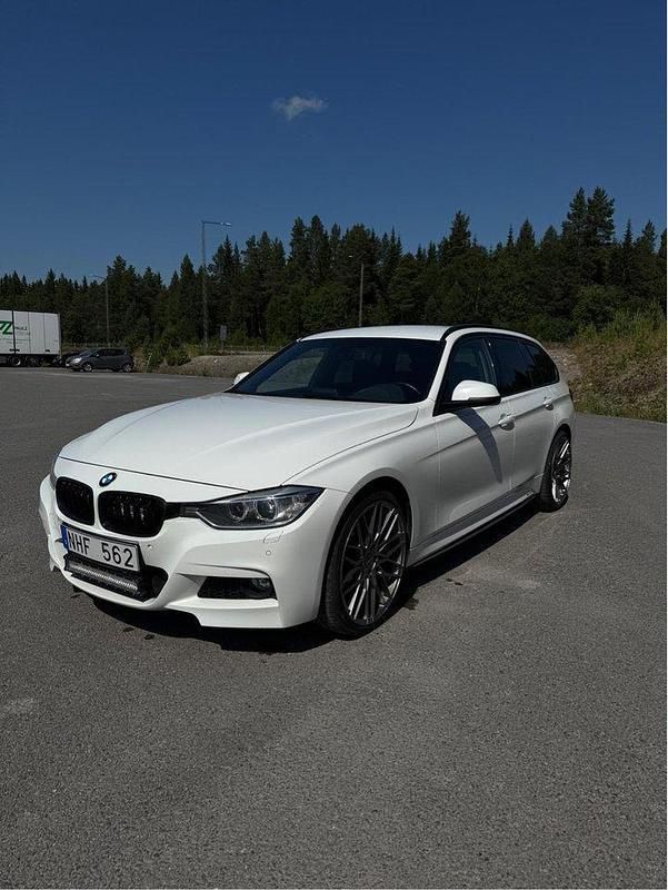 Vit Begagnad 2013 BMW 320 M Sport Kombi | 164 000 kr (Lite dyr) - Bild 1/4