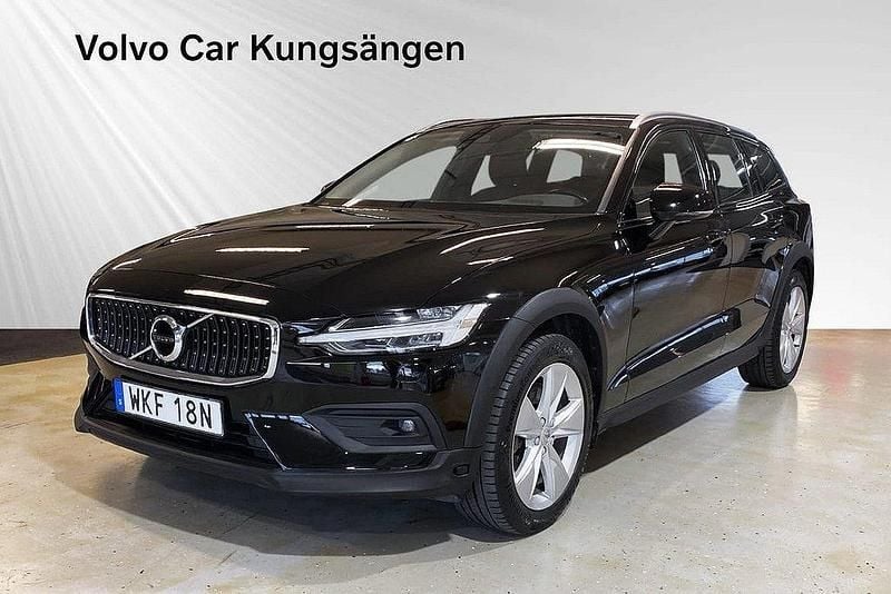 Svart Begagnad 2021 Volvo V60 CC SE Kombi | 299 900 kr (Marknadspris) - Bild 1/4