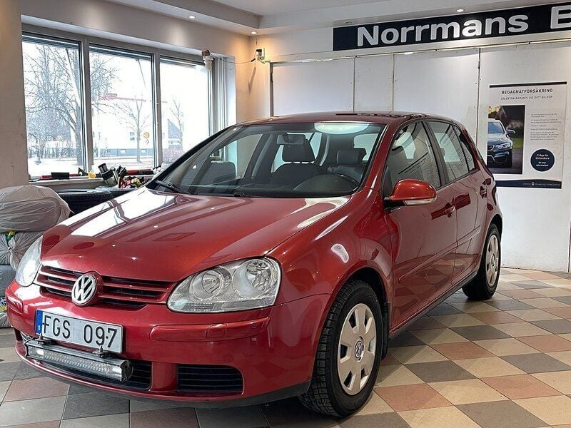 Röd Begagnad 2007 VW Golf VI Design Halvkombi | 54 900 kr (Lite dyr) - Bild 1/4