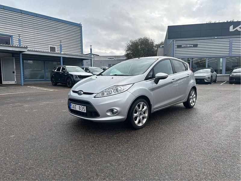Grå Begagnad 2010 Ford Fiesta Titanium Halvkombi | 45 000 kr (Marknadspris) - Bild 1/4