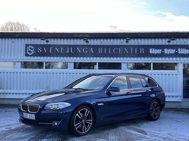 Blå Begagnad 2013 BMW 520 Kombi | 104 900 kr (Marknadspris) - Bild 1/4