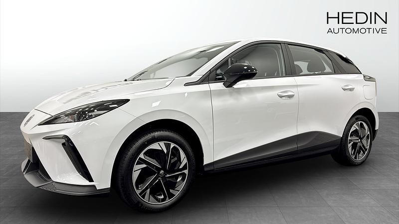 Vit (white) Begagnad 2024 MG MG4 EV Halvkombi | 299 990 kr (Dyr) - Bild 1/4