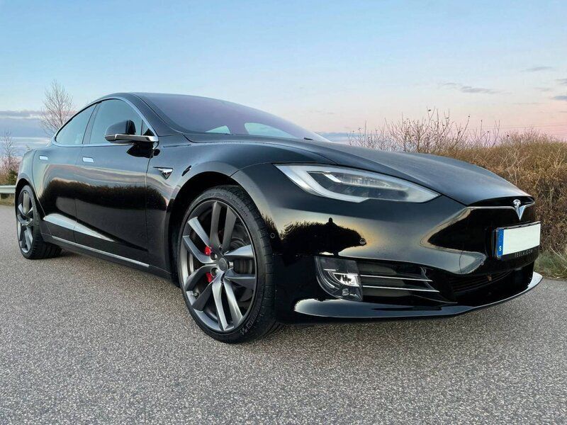 Begagnad Tesla Model S 568 kW (773 HK) 2019 Svart Halvkombi