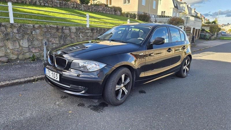 Svart Begagnad 2011 BMW 116 Halvkombi | 85 000 kr (Marknadspris) - Bild 1/4