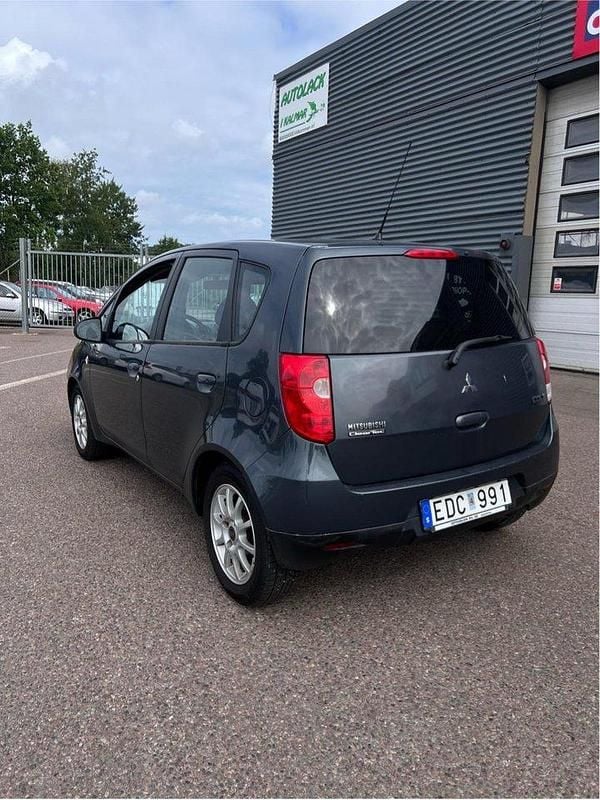Grå Begagnad 2009 Mitsubishi Colt Halvkombi | 17 000 kr (Marknadspris) - Bild 1/4